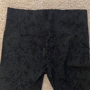 Gym shark scrunch butt leggings size medium